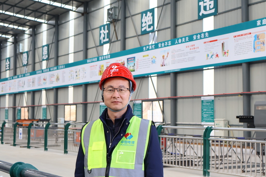 【專題報道】【優秀共產黨員】(第二分局)文國林:壯闊天穹萬里云 赤子丹心水電情(攝影:劉爽).JPG